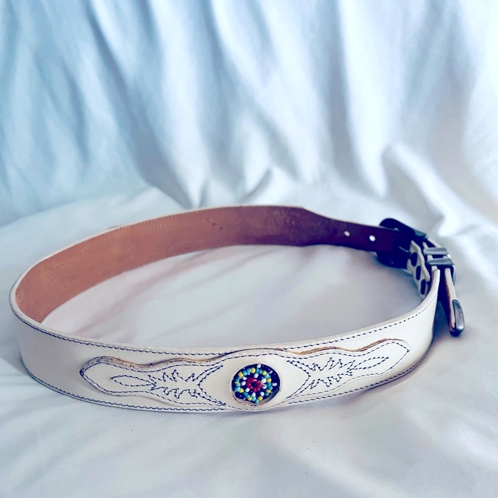 Vntg Western style white leather belt w detail stitching & inset beaded Rosettes